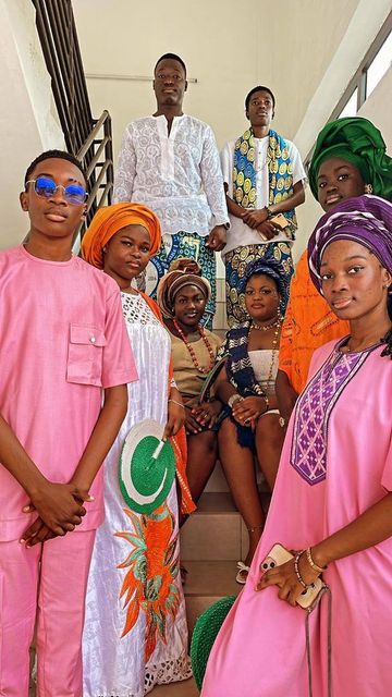 Étudiants en tenues traditionnelles